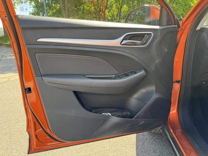 MG ZS EXCLUSIVE AUT. SKLADEM 1.0 Exclusive