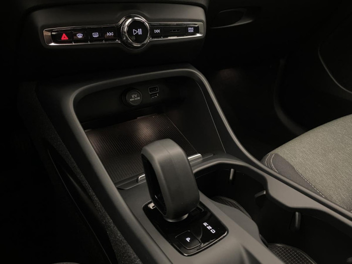 Volvo XC40 B4 MOMENTUM AUT REZERVACE 2.0 Momentum