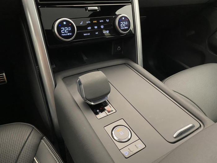 Land Rover Discovery D250 SE AWD REZERVACE 3.0 d SE