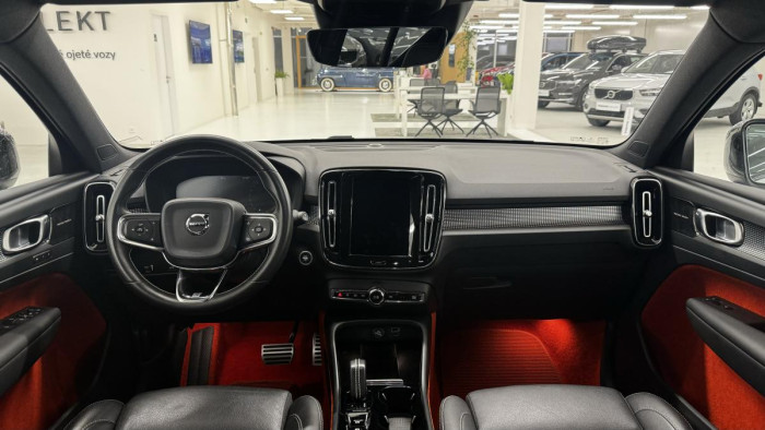 Volvo XC40 T4 AWD R-DESIGN REZERVACE
