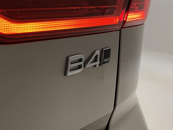 Volvo XC60 B4 AWD PLUS DARK AUT 1.maj