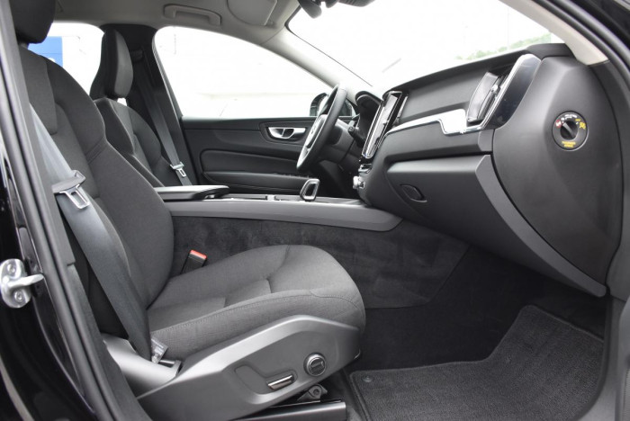 Volvo XC60 B4 AWD MOMENTUM REZERVACE 2.0 Momentum