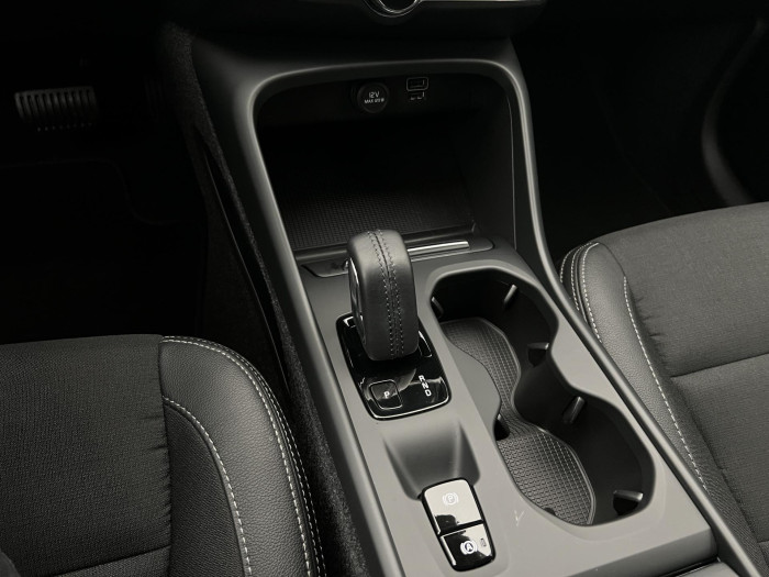 Volvo XC40 D4 AWD MOMENTUM PRO AUT CZ 2.0 d Momentum