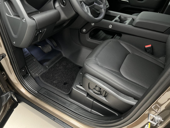 Land Rover Defender 110 D250 X-Dyn SE REZERVACE 3.0 d SE