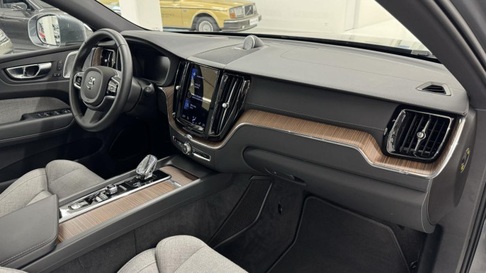 Volvo XC60 B6 AWD INSCRIPTION REZERVACE