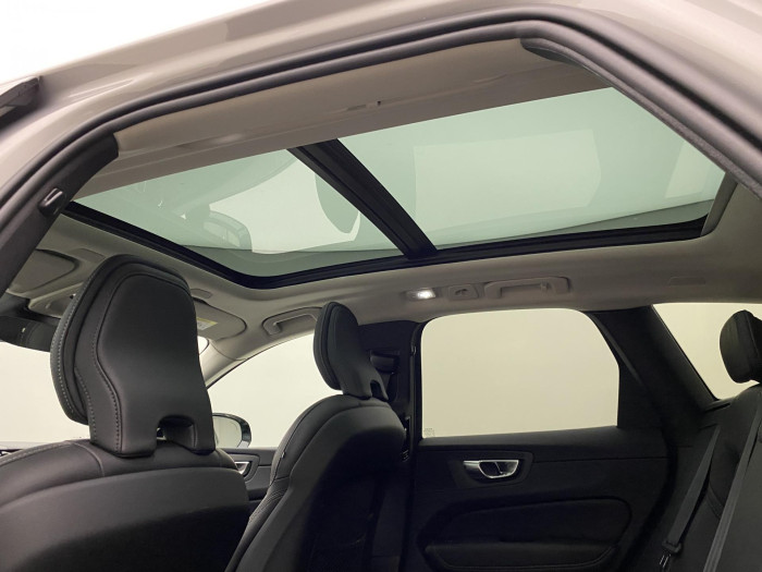 Volvo XC60 T6 AWD PLUS DARK REZERVACE