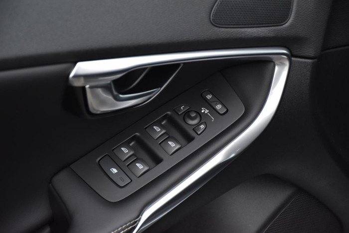 Volvo V40 T2 R-Design REZERVACE