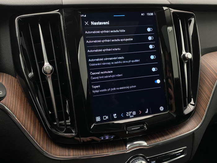 Volvo XC60 T6 AWD PLUS DARK REZERVACE