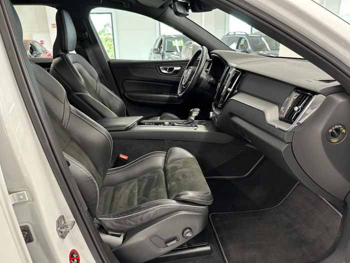 Volvo XC60 D5 AWD R-DESIGN AUT REZERVACE 2.0 d