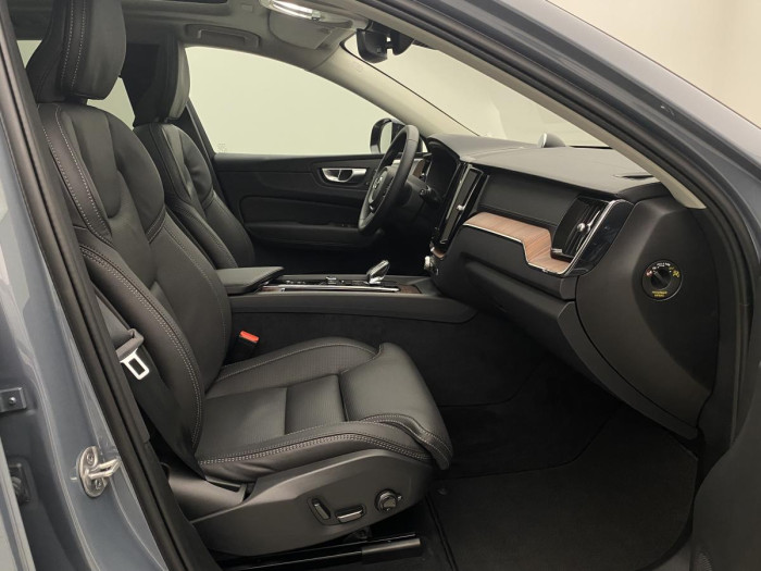 Volvo XC60 B5 AWD ULTIMATE AUT REZERVACE