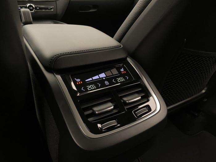 Volvo XC60 B4 AWD PLUS DARK AUT 1.maj