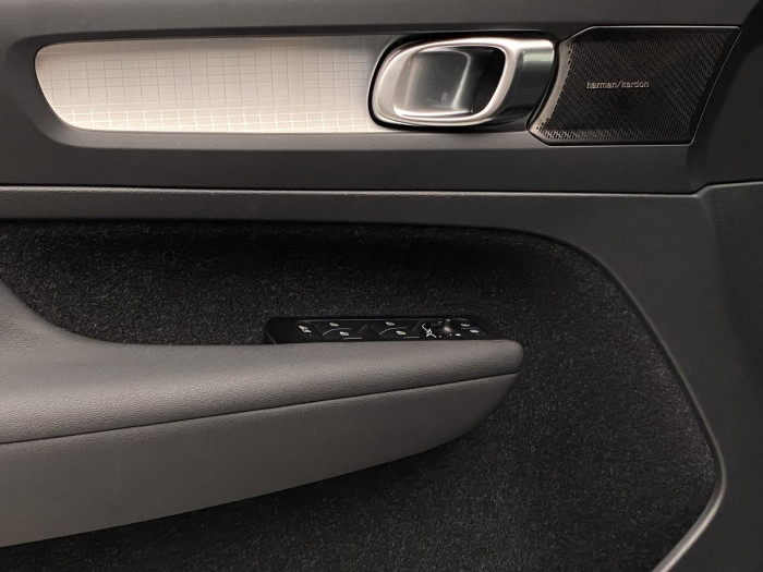 Volvo XC40 B4 AWD MOMENTUM AUT REZERVACE 2.0 Momentum