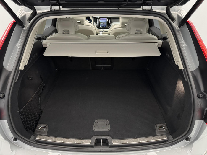 Volvo XC60 B5 AWD DARK ULTRA REZERVACE