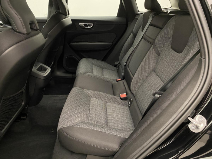 Volvo XC60 B4 MOMENTUM AUT REZERVACE 2.0 Momentum