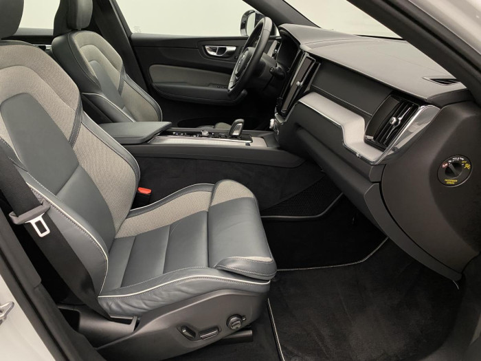 Volvo XC60 B5 AWD R-DESIGN AUT REZERVACE