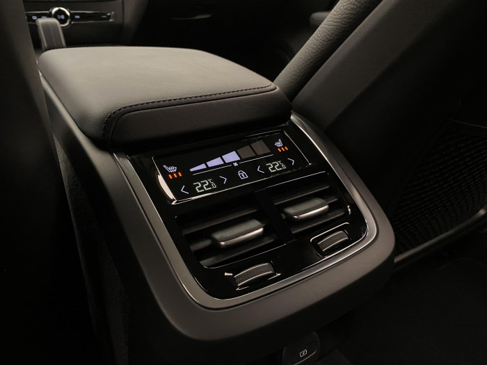 Volvo V60 B4 PLUS DARK AUT 1.maj
