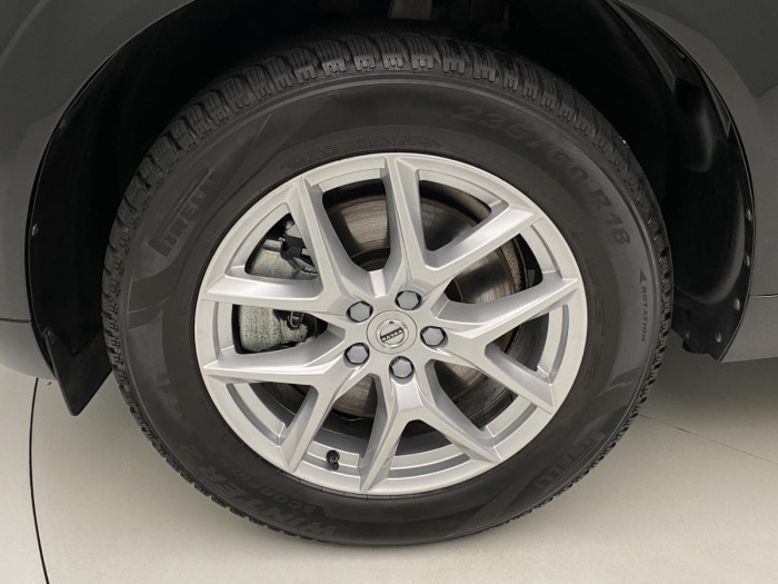 Volvo XC60 B4 MOMENTUM AUT REZERVACE 2.0 Momentum