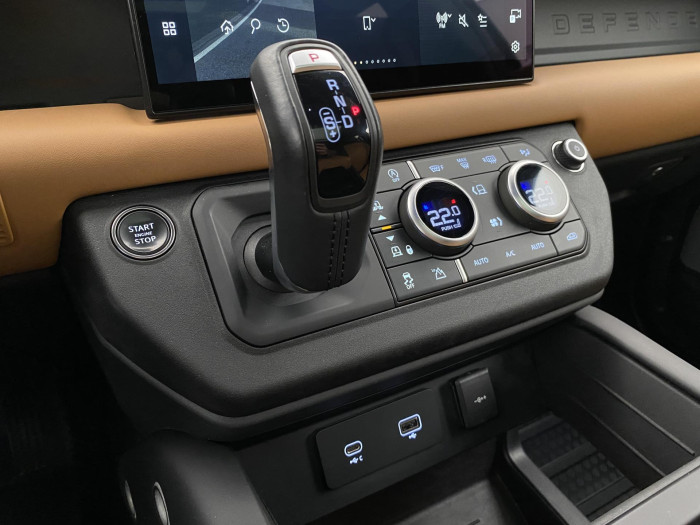 Land Rover Defender 130 D300 HSE AWD AUT CZ 3.0 d