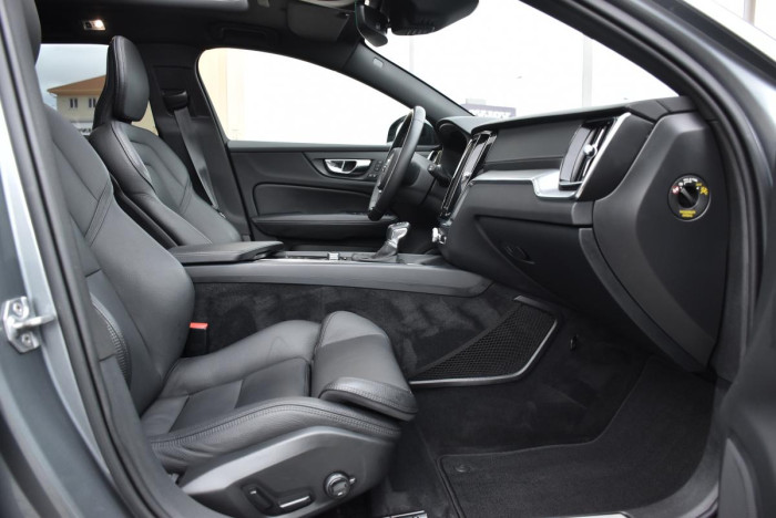 Volvo V60 D4 AWD R-Design REZERVACE 2.0 d