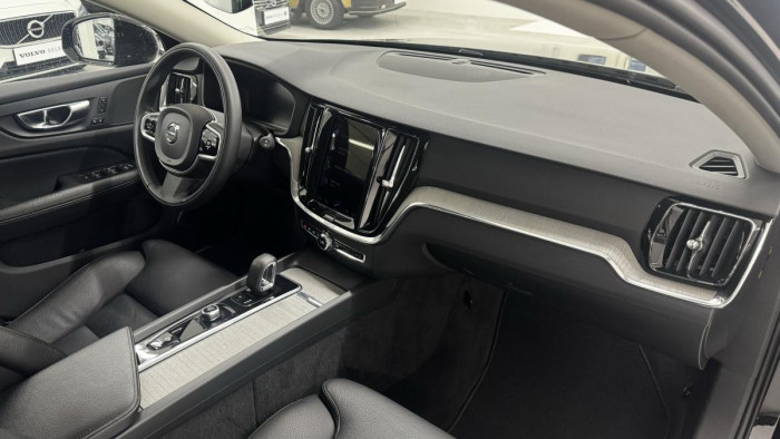 Volvo V60 B4 CROSS COUNTRY REZERVACE