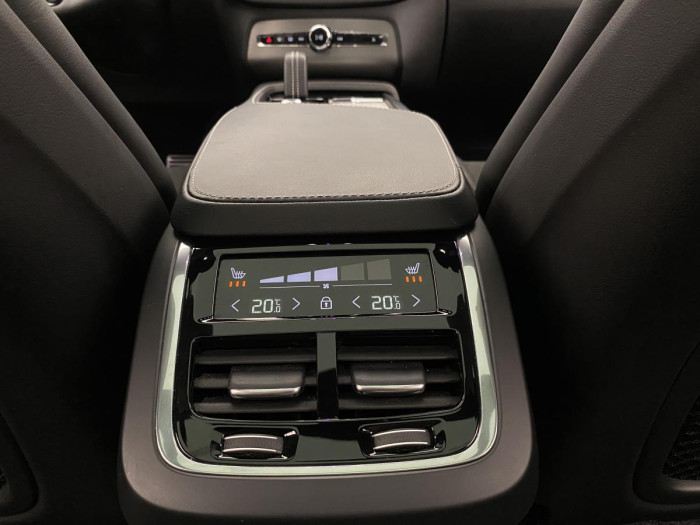Volvo XC90 B6 AWD R-DESIGN REZERVACE