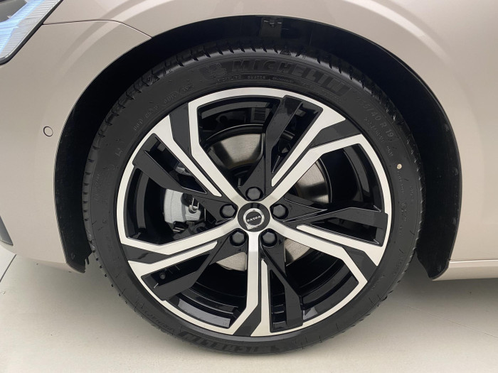 Volvo V60 B4 AUT DARK PLUS