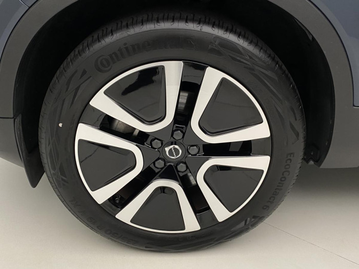 Volvo XC40 B4 MOMENTUM AUT REZERVACE 2.0 Momentum