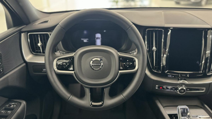 Volvo XC60 B4 PLUS DARK REZERVACE 2.0 Plus