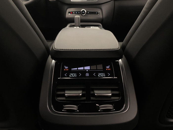 Volvo XC90 B6 AWD R-DESIGN REZERVACE