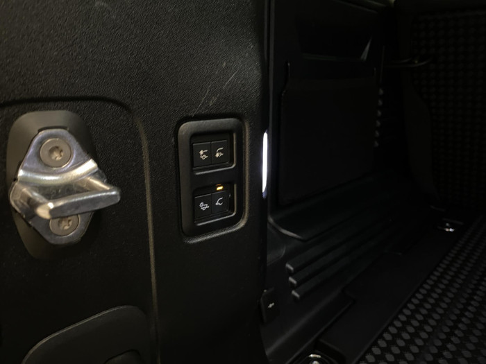 Land Rover Defender D300 HSE AUT AWD REZERVACE 3.0 d