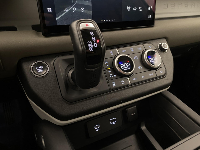 Land Rover Defender 110 D250 SE AWD AUT REZERVACE 3.0 d SE