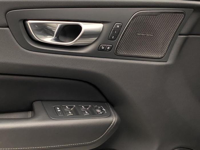 Volvo XC60 B4 AWD DARK ULTIMATE REZERVACE