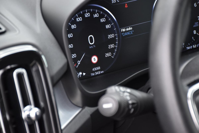 Volvo XC40 B4 AWD MOMENTUM REZERVACE 2.0 Momentum