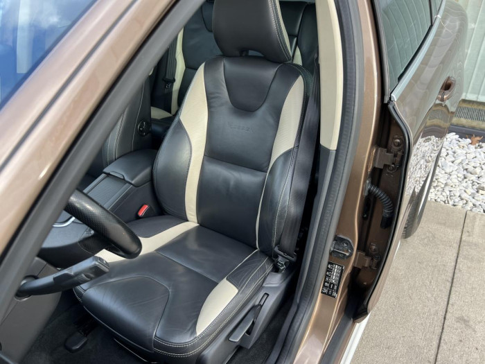 Volvo XC60 D5 AWD R-DESIGN Aut CZ 2.4 d