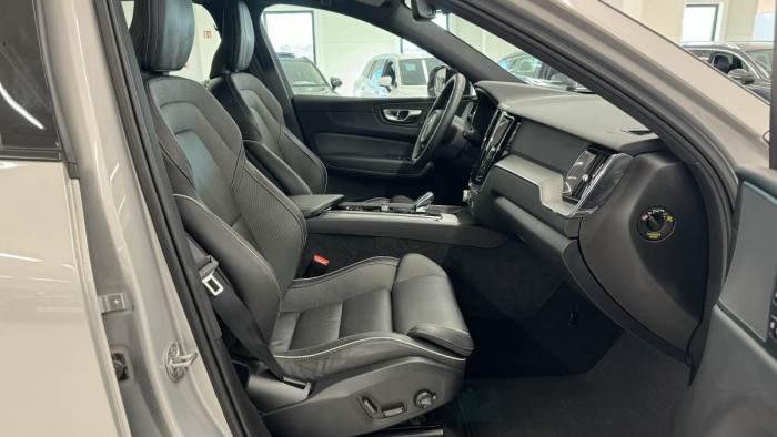 Volvo XC60 B4 PLUS DARK REZERVACE 2.0 Plus
