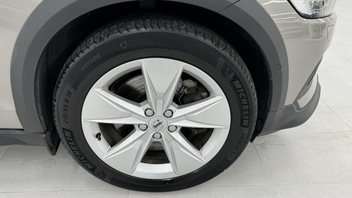 Volvo V60 CROSS COUNTRY B4 REZERVACE