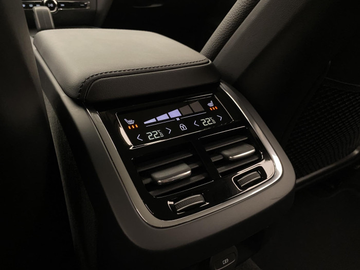Volvo V60 B4 DARK PLUS AUT 1.maj