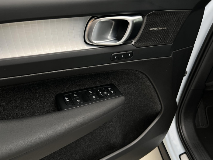 Volvo XC40 B3 PLUS DARK AUT CZ