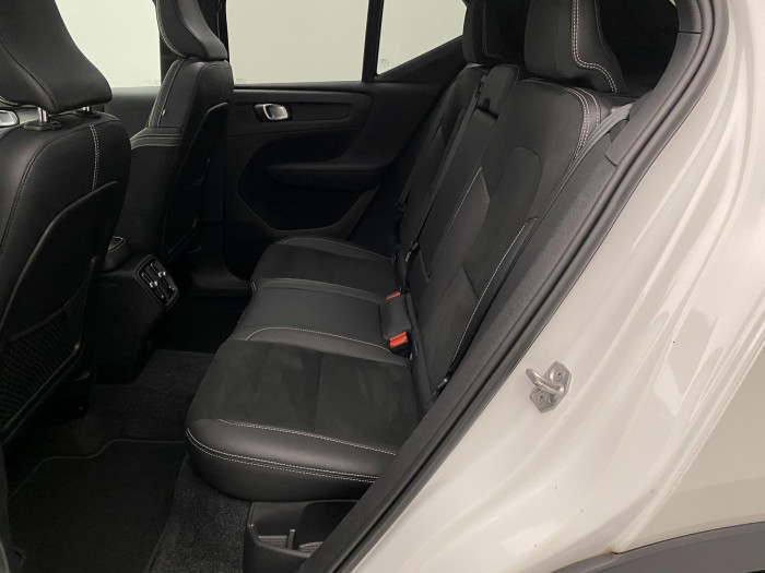 Volvo XC40 T4 AWD R-DESIGN REZERVACE
