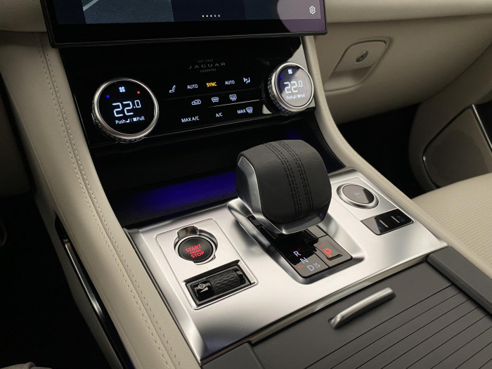 Jaguar F-Pace P250 AWD R-DYNAMIC REZERVACE 2.0 Dynamic