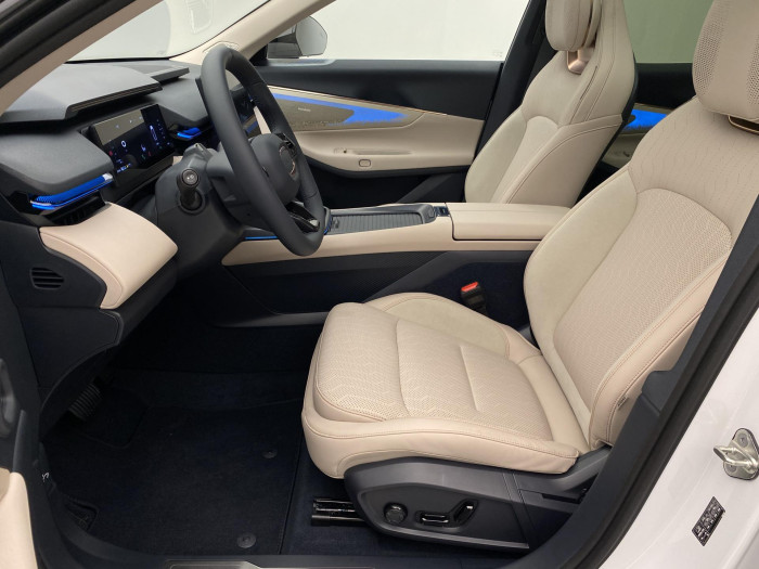 Lynk & Co 08 MORE PHEV