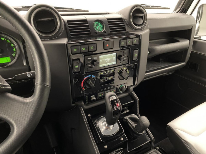 Land Rover Defender WORKS V8 TROPHY II 1 z 25 5.0 V8