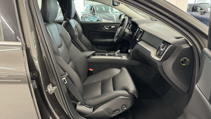 Volvo V60 B4 INSCRIPTION AUT REZERVACE