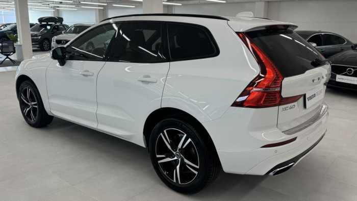 Volvo XC60 B4 AWD R-DESIGN AUT REZERVACE