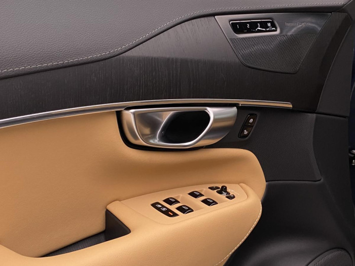 Volvo XC90 T8 AWD ULTIMATE DARK REZERVACE