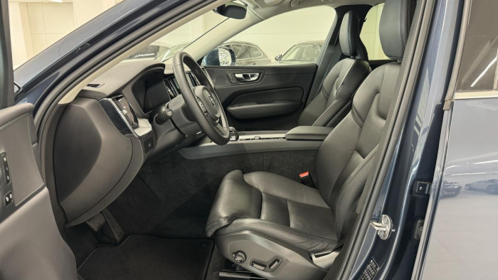 Volvo XC60 B4 CORE AUT REZERVACE