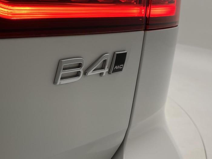 Volvo V60 CC B4 AWD ULTIMATE REZERVACE 2.0 CC CC