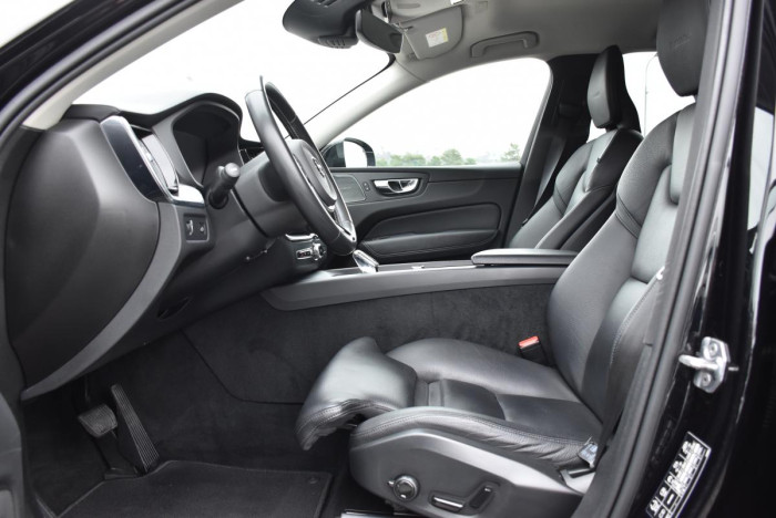 Volvo XC60 B4 AWD INSCRIPTION REZERVACE