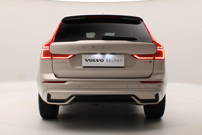 Volvo XC60 B4 AWD R-DESIGN AUT REZERVACE
