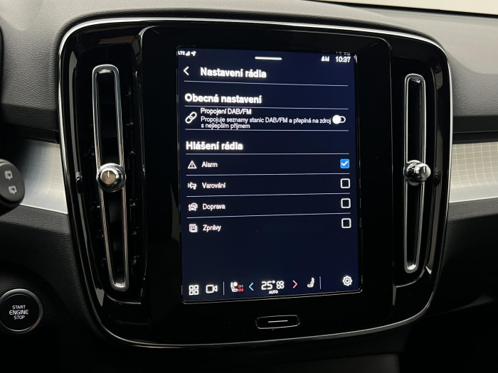 Volvo XC40 B3 PLUS DARK AUT CZ 1.maj.